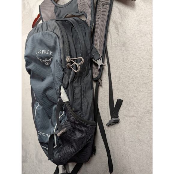 Osprey Daylite Backpack Gray/Black Travel Hiking Adventure Bag - Picture 2 of 9